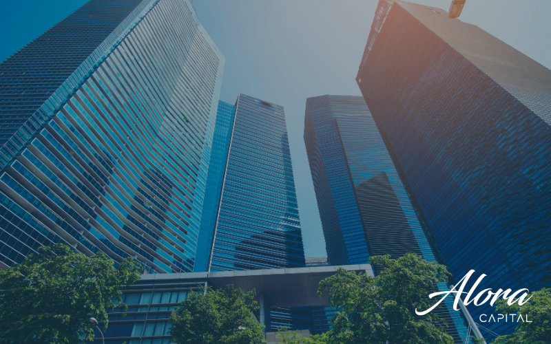 bancabilidade: Vista aérea de uma cidade ao amanhecer, com luz dourada refletindo nos prédios